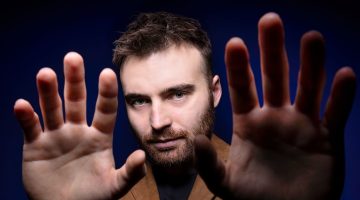 U Gavelli je premijera predstave koju je napisala umjetna inteligencija. Glumac Rok Juričić kaže: ‘Bez straha. Kad strojevi preuzmu, nećemo to ni znati’