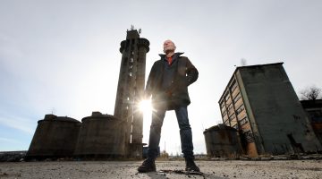 TRI PUTA SAM BIO KLINIČKI MRTAV, KARIJERA MOJIH RODITELJA ME NIJE PRIVUKLA, PUT SAM TRAŽIO KROZ NOGOMET, A ONDA KROZ KAZALIŠTE. NO, ULASKOM U PEDESETE SVE VIŠE OSJEĆAM KAKO UDARAM GLAVOM O ZID